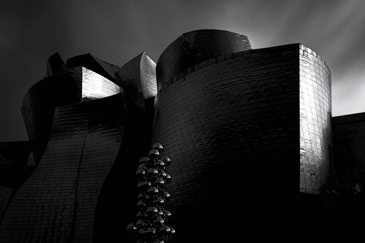 Bilbao BW jon del rivero unsplash - Traductores e Intérpretes Translators and Interpreters