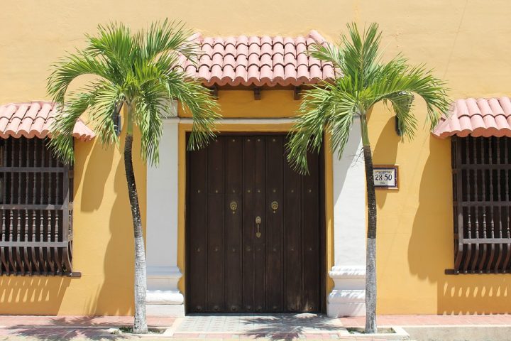 c13-cali-door-pixabay