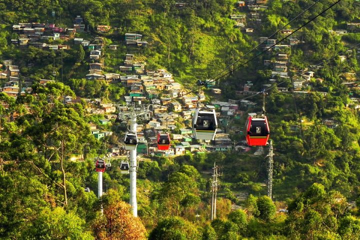 m12-medellin-cable-hills_quinntheislander_pixabay