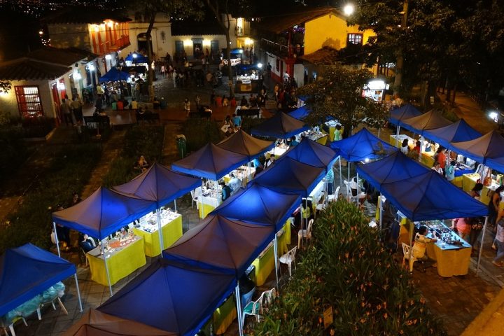 m15-medellin-paisa-town_edwinesteban_pixabay