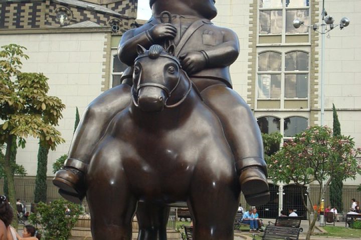 m19-medellin-statue_julianza_pixabay